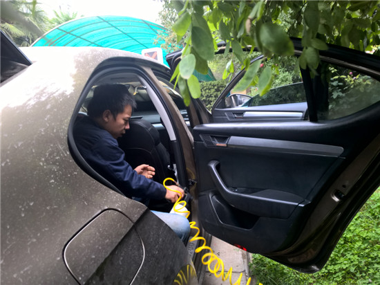 雨燕直播app公司工作人员在对汽车雨燕直播app处理